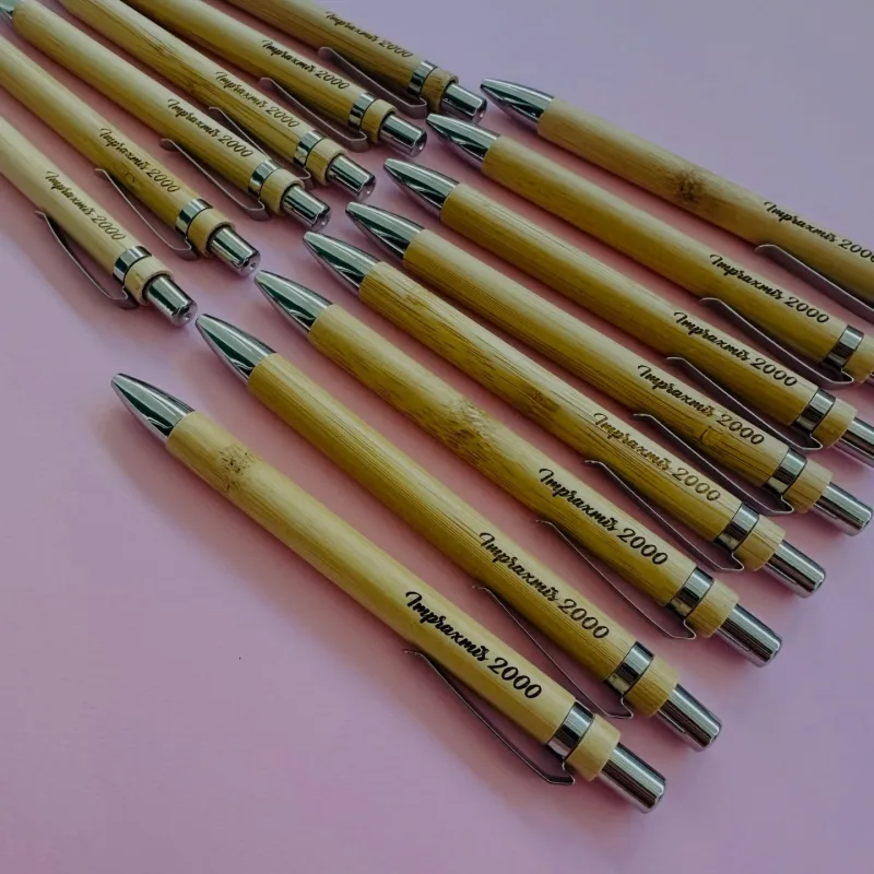 ✨🎁El regalo corporativo perfecto SÍ existe!  Un bolígrafo puede ser común, hasta que lo personalizas. ✨🎁